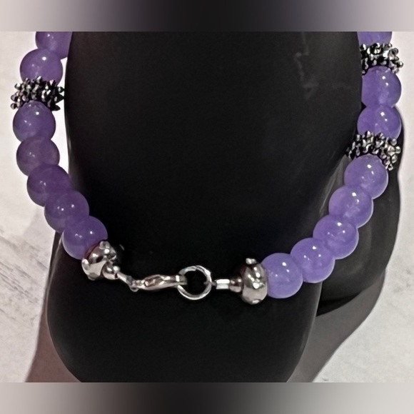 Lavender Jade Handmade Beaded Ankle Bracelet with Silver Daisy Accents - Picture 3 of 6